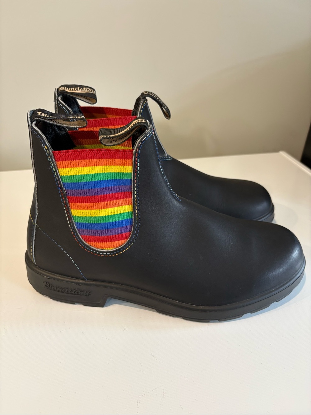 Blundstone Unisex Black Chelsea Boots with Rainbow Elastic Panels